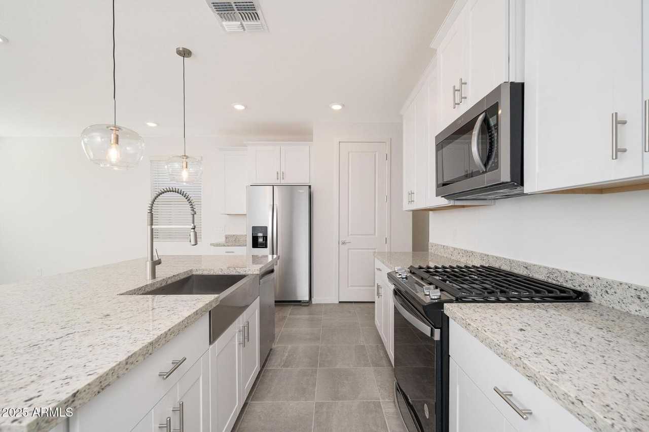 17305 W Sanna St - Photo 4 of 25