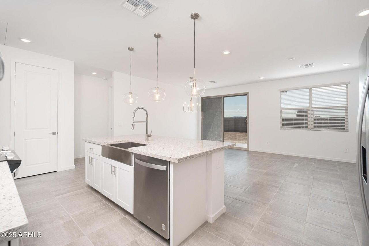 17305 W Sanna St - Photo 5 of 25