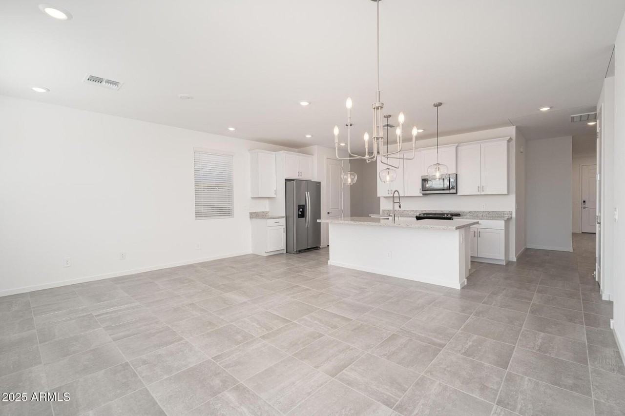 17305 W Sanna St - Photo 7 of 25