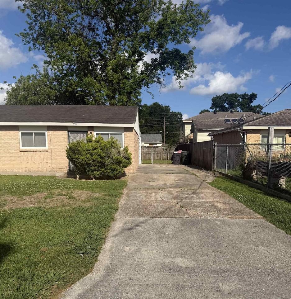 211 Saint Malo St - Photo 2 of 11