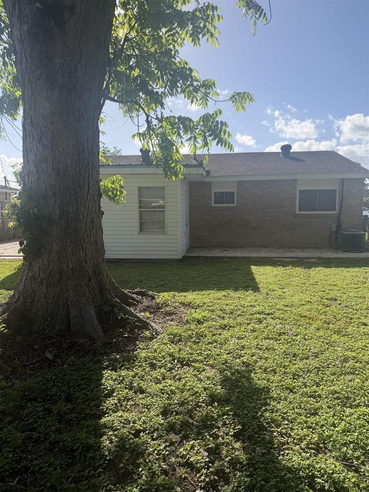 211 Saint Malo St - Photo 3 of 11