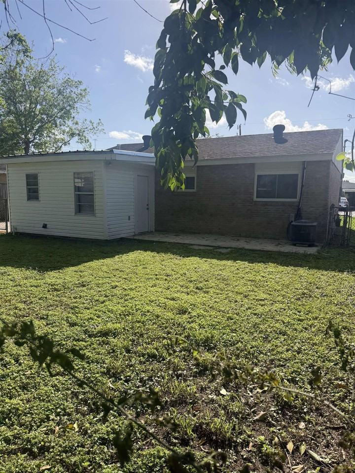 211 Saint Malo St - Photo 4 of 11