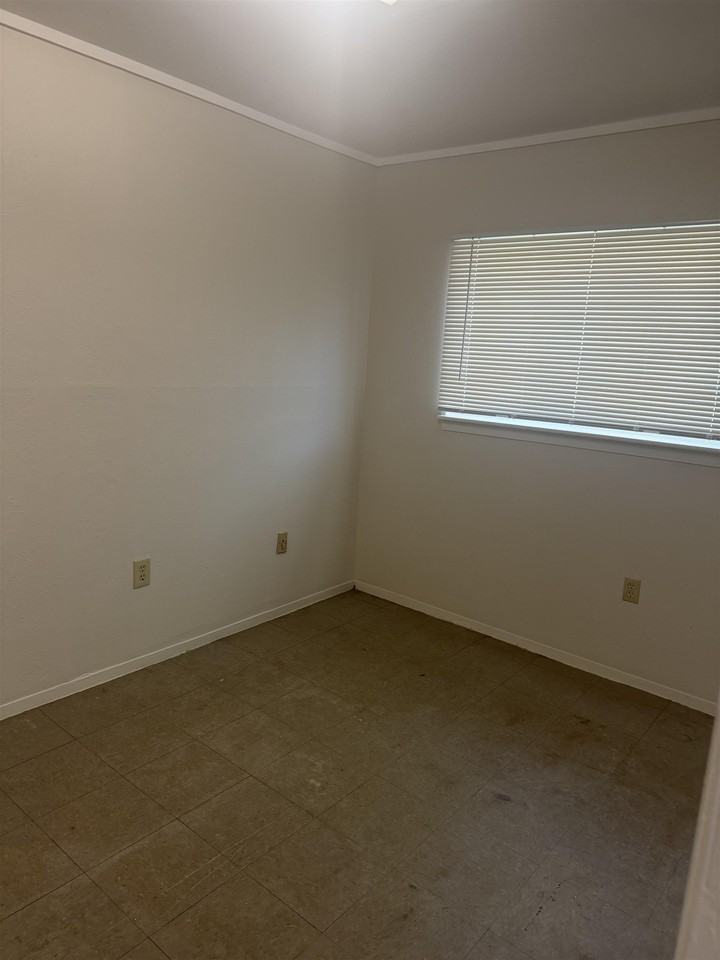 211 Saint Malo St - Photo 7 of 11