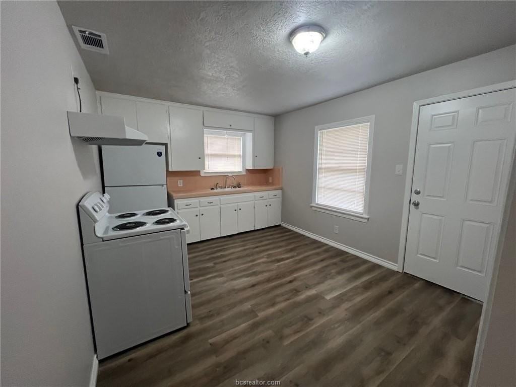 420 Gilbert St - Photo 4 of 7