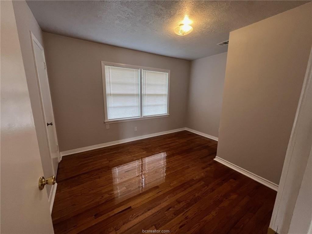 420 Gilbert St - Photo 6 of 7