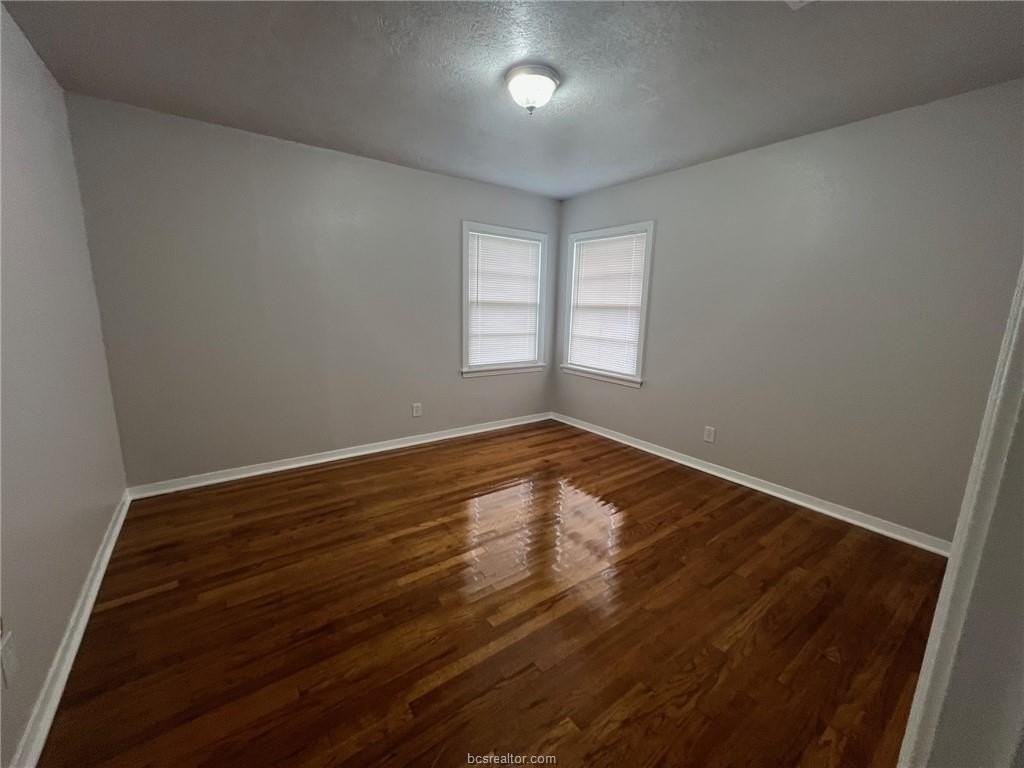 422 Gilbert St - Photo 5 of 10