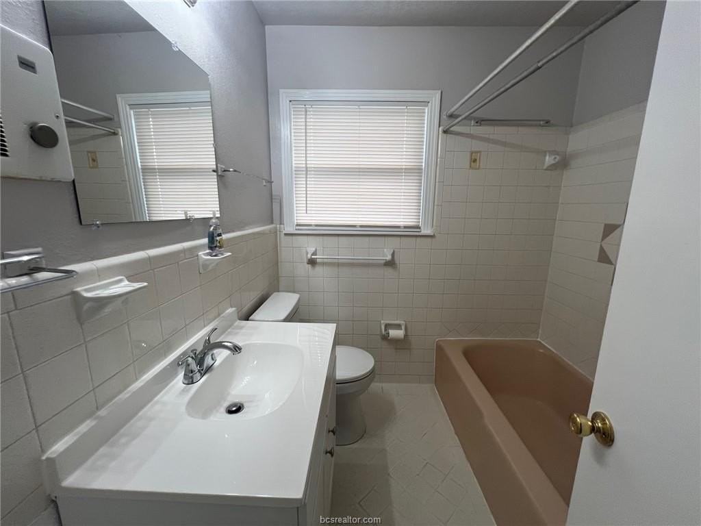 422 Gilbert St - Photo 6 of 10