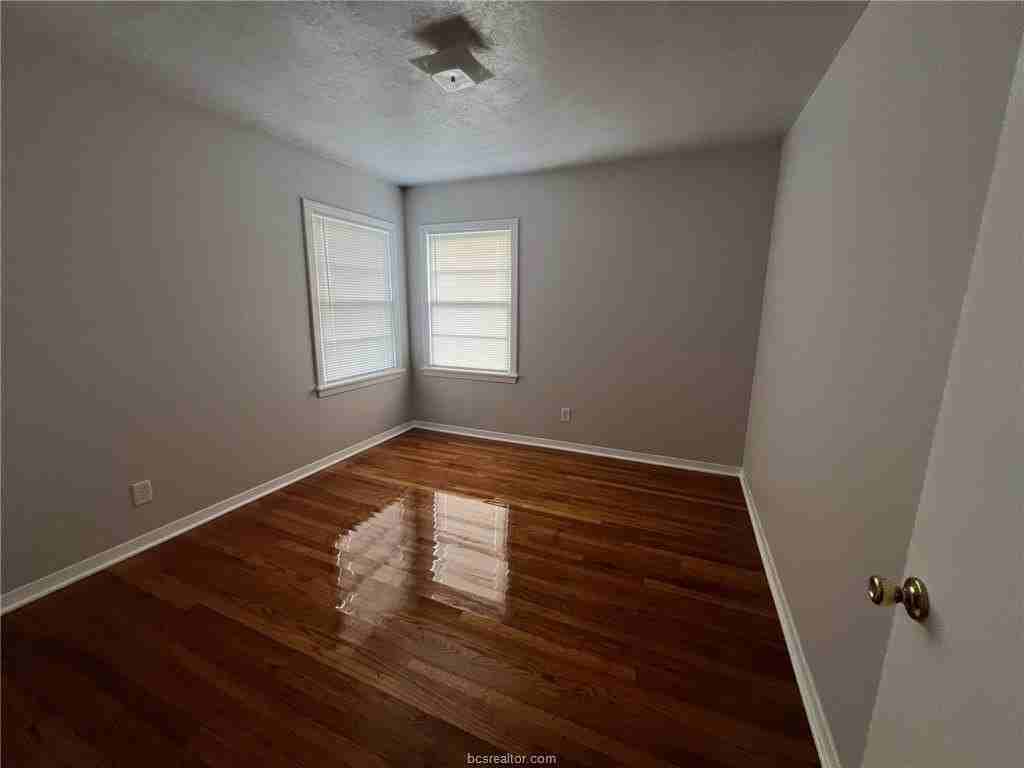 422 Gilbert St - Photo 7 of 10