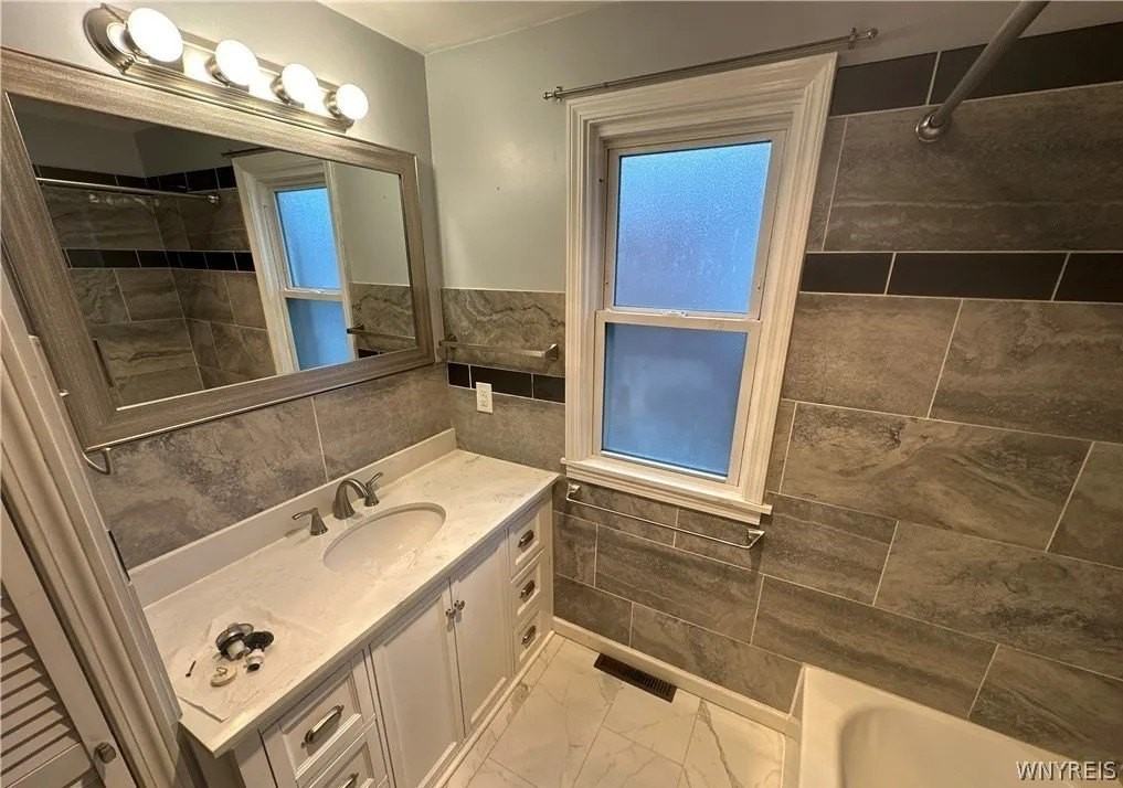 298 Skillen St - Photo 3 of 3