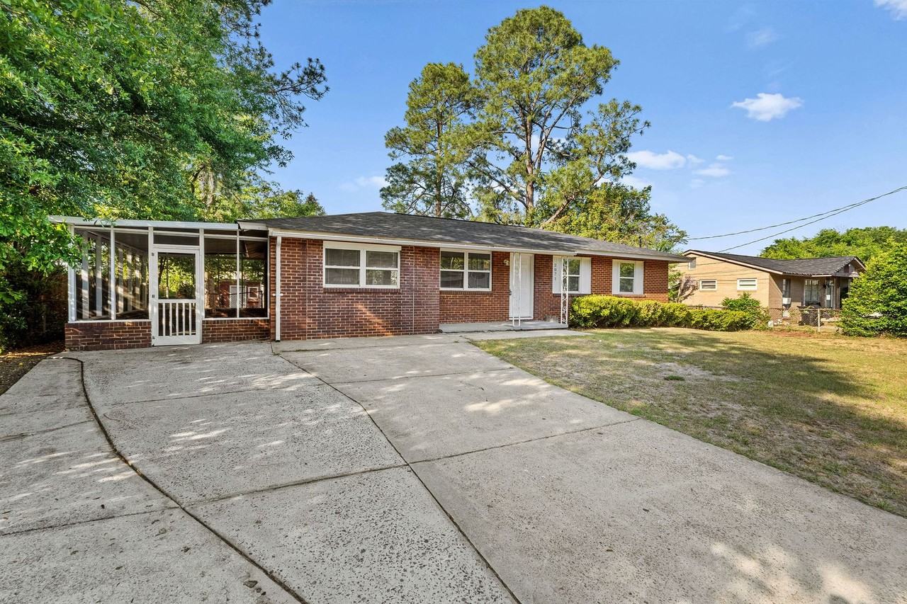 2071 Fernwood Cir - Photo 2 of 24
