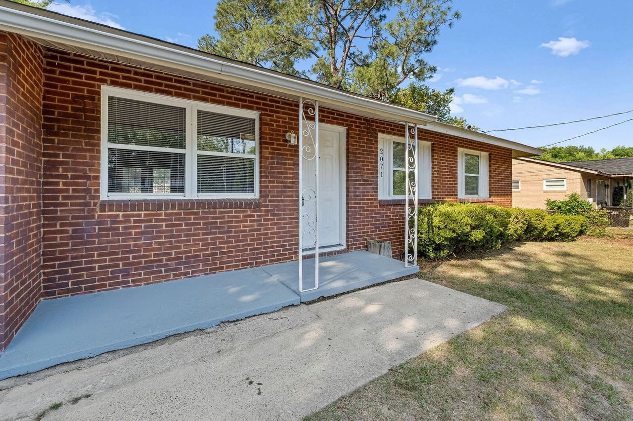 2071 Fernwood Cir - Photo 3 of 24