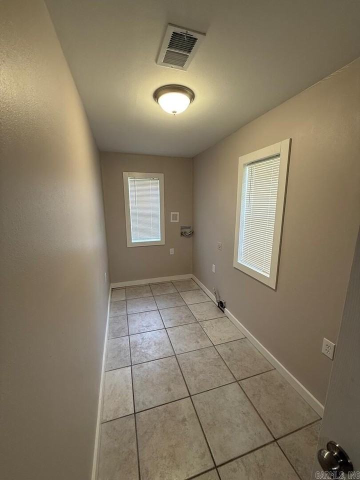 112 E Palm St - Photo 4 of 9