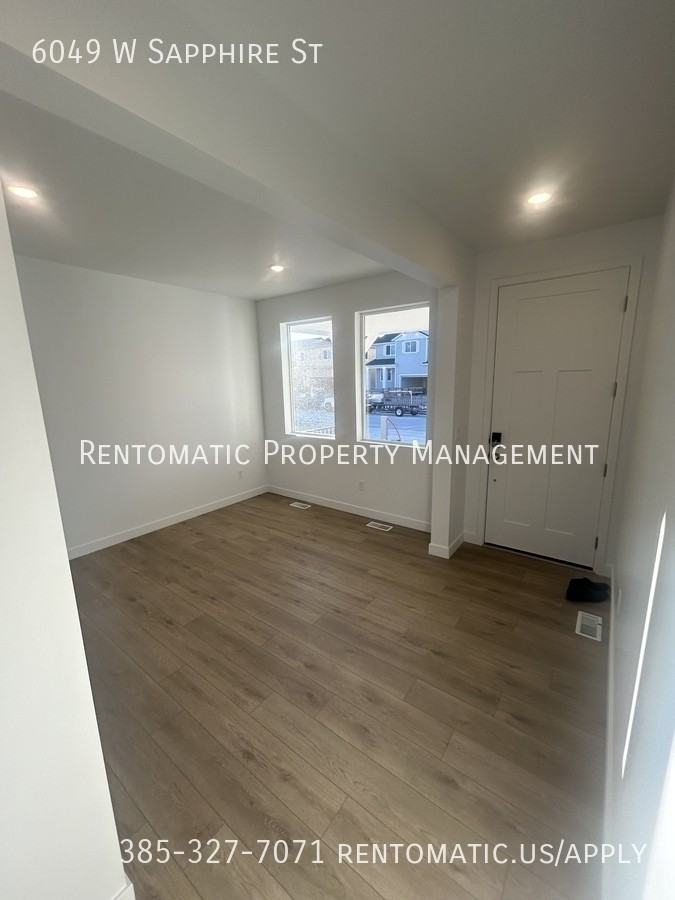 6049 W Sapphire St - Photo 4 of 34