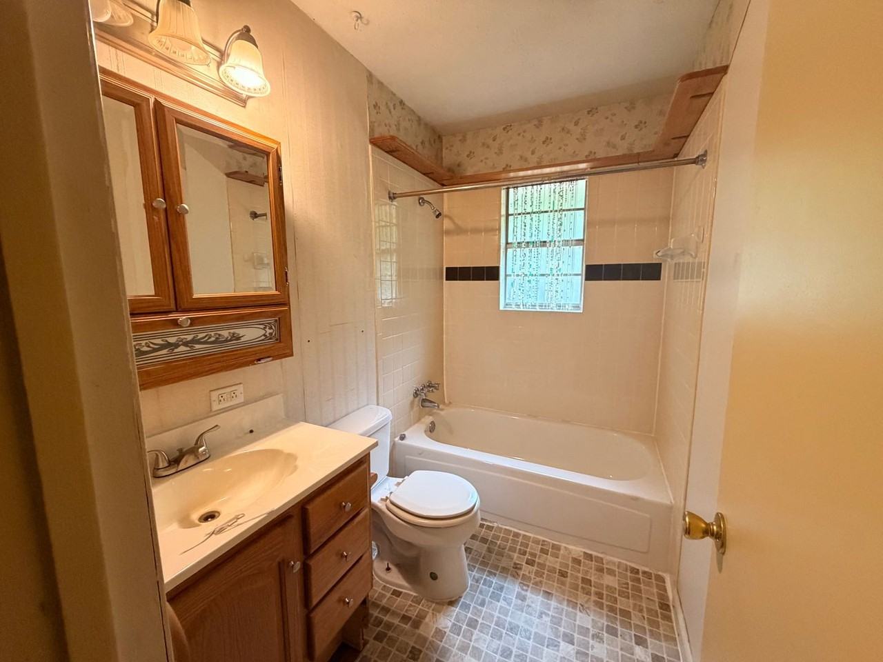 500 E Holly St - Photo 7 of 8