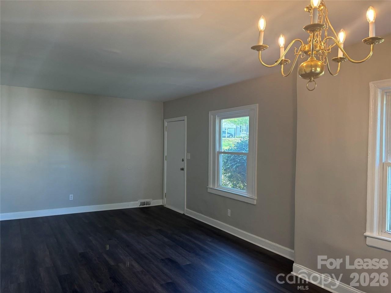 2565 Brentwood Pl - Photo 4 of 29