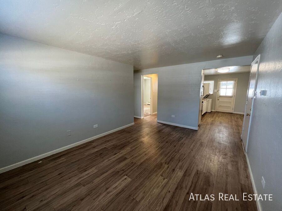 2367 S Locust St #B - Photo 3 of 9