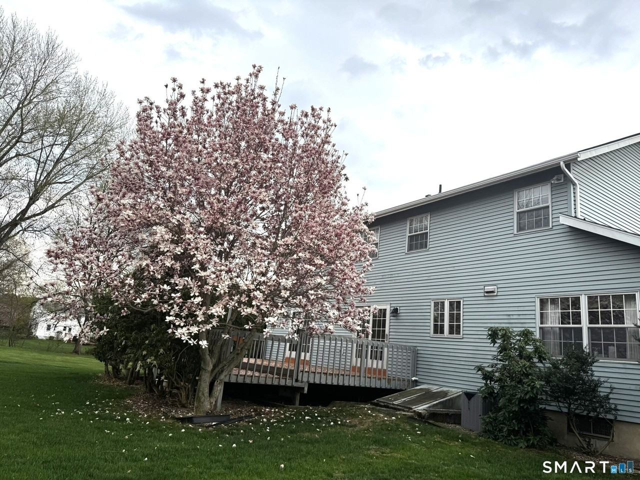 81 Mark Dr - Photo 2 of 3