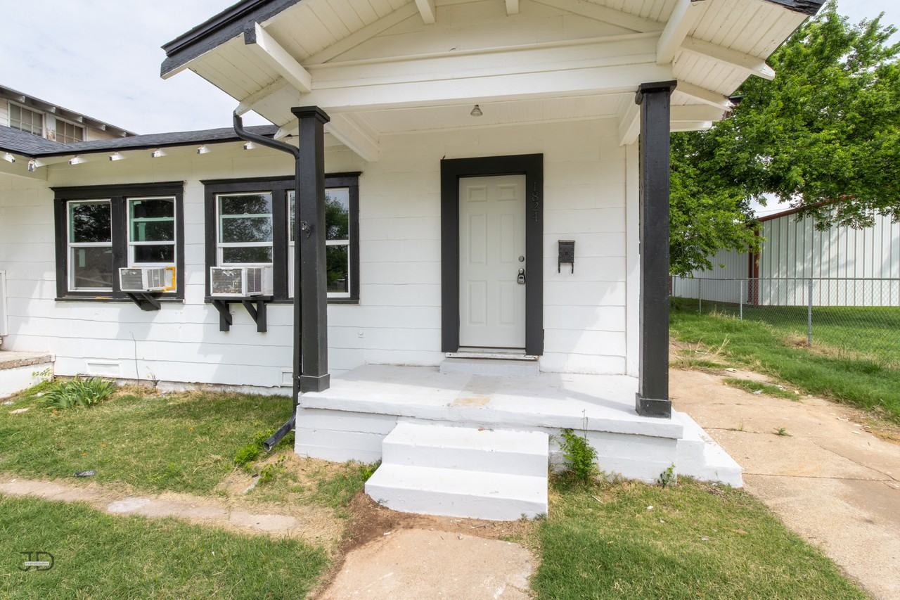 1824 Collins Ave #1 - Photo 2 of 15