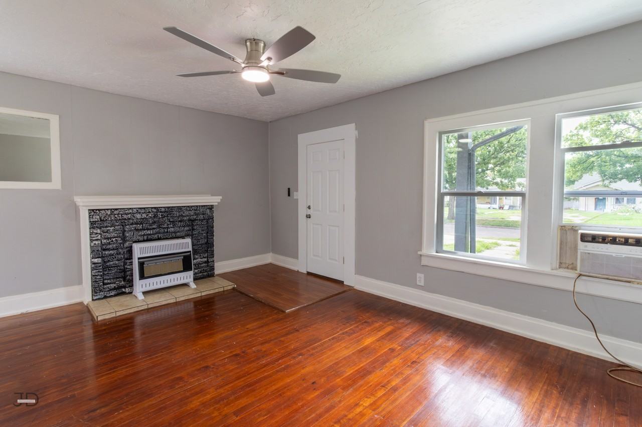 1824 Collins Ave #1 - Photo 3 of 15