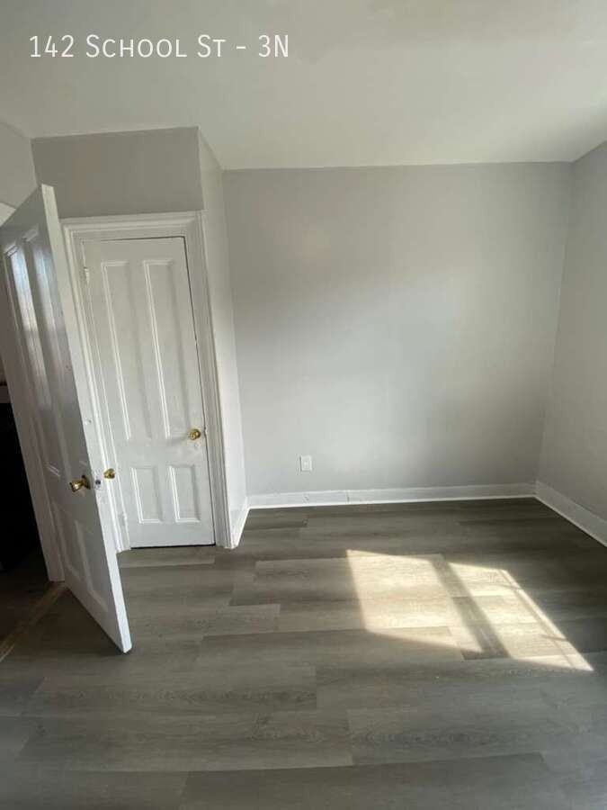 142 School St #3N - Photo 3 of 5