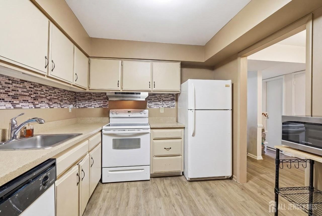 7 Dennison Dr #D - Photo 6 of 23