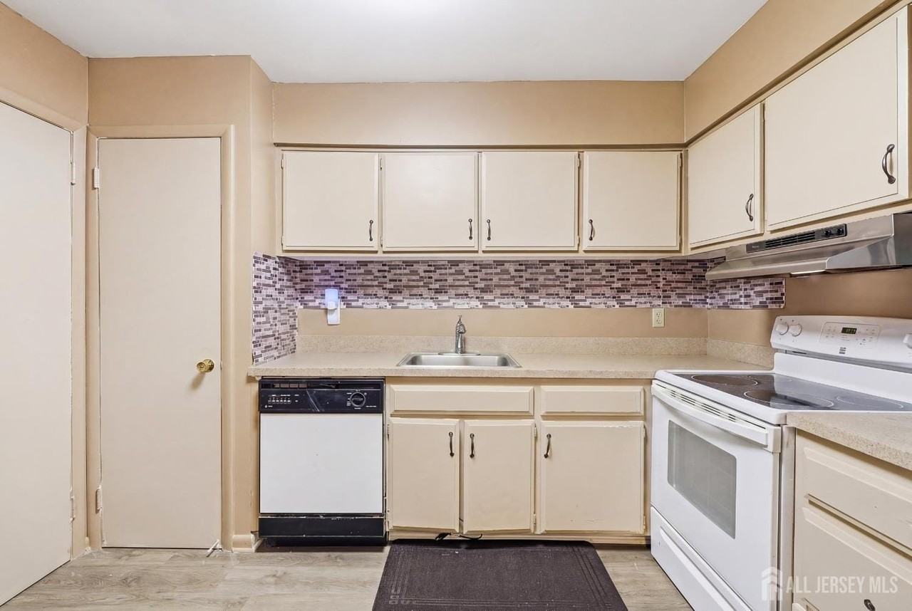 7 Dennison Dr #D - Photo 7 of 23