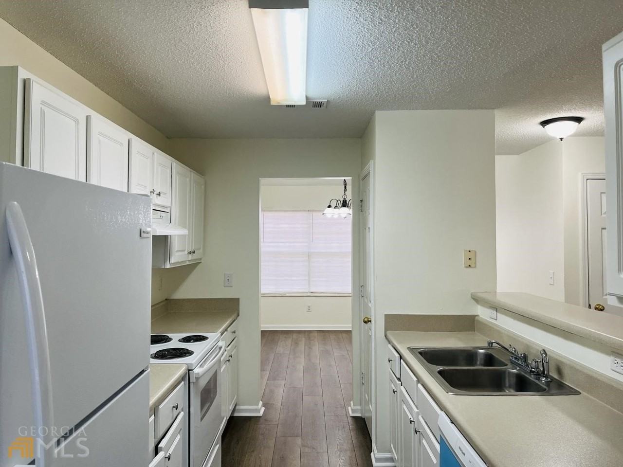 4037 Ravenwood Ct - Photo 4 of 30