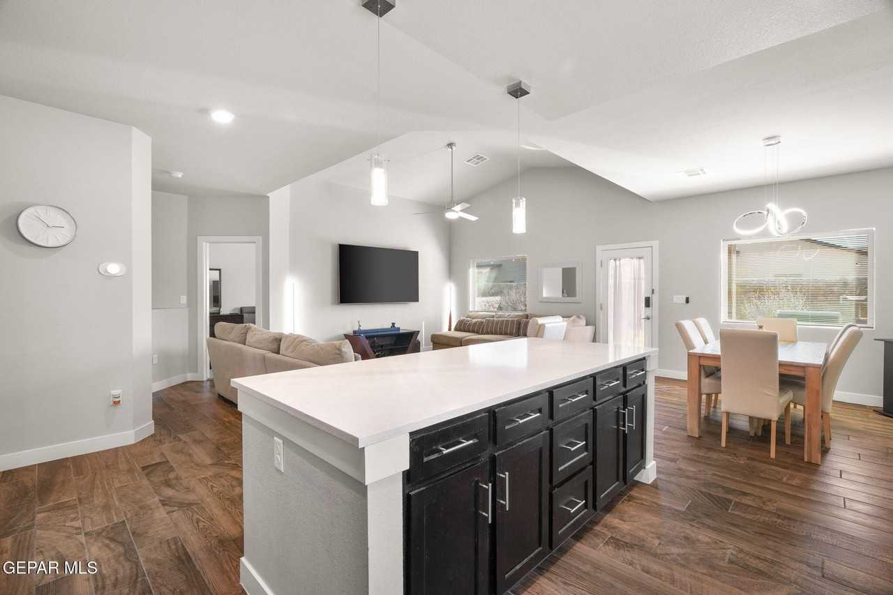 14820 Mike A Mendoza Ave - Photo 3 of 37