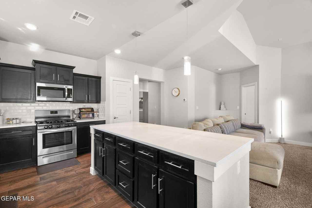 14820 Mike A Mendoza Ave - Photo 4 of 37