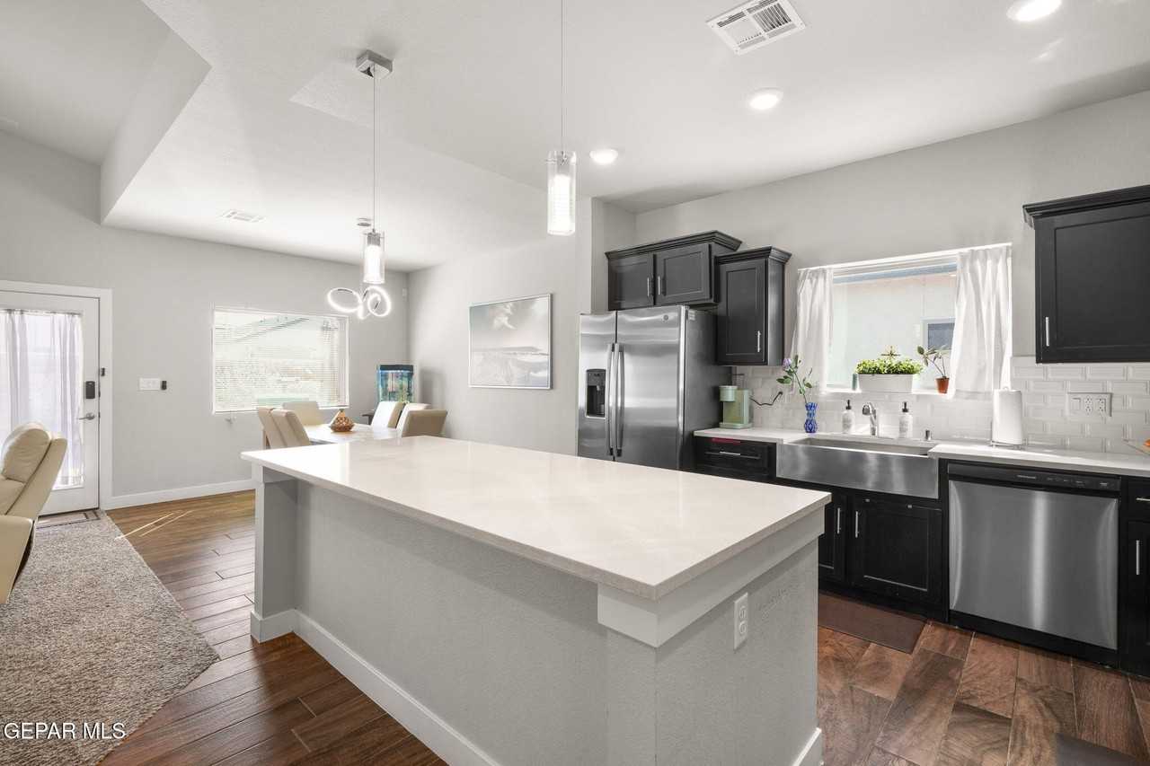 14820 Mike A Mendoza Ave - Photo 7 of 37