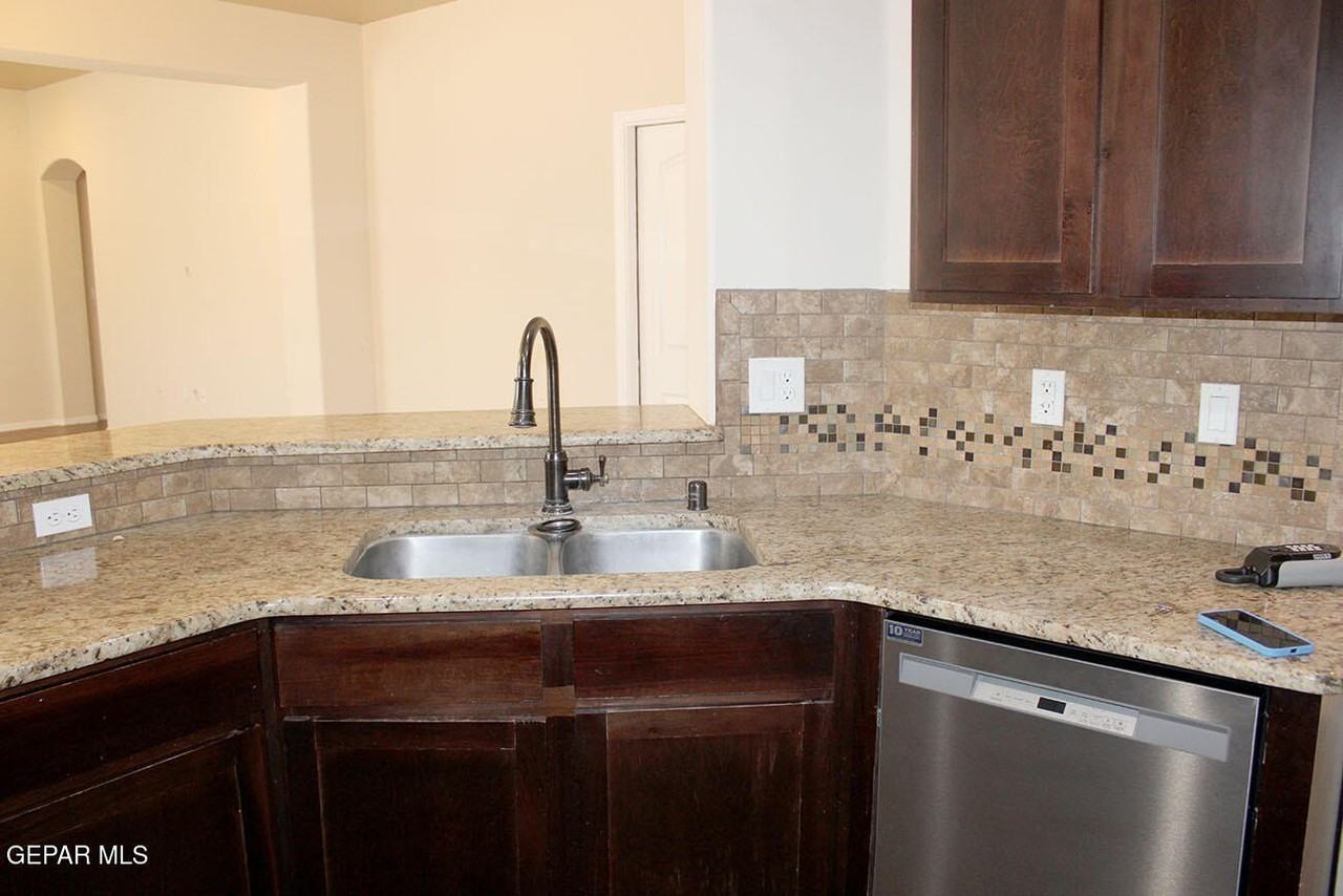 853 Blue Park Ave - Photo 5 of 25