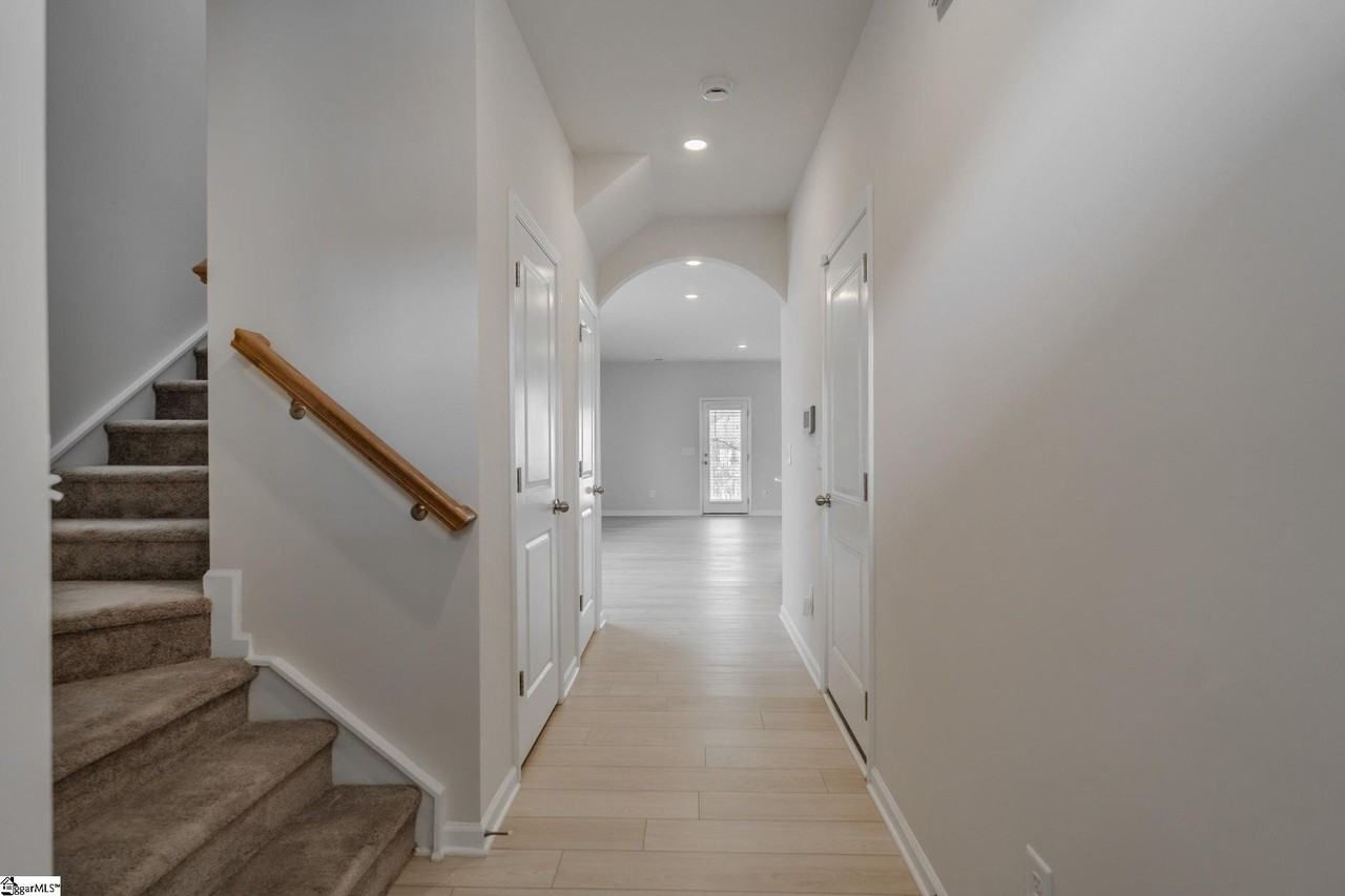 14 Loebner Ln - Photo 4 of 42