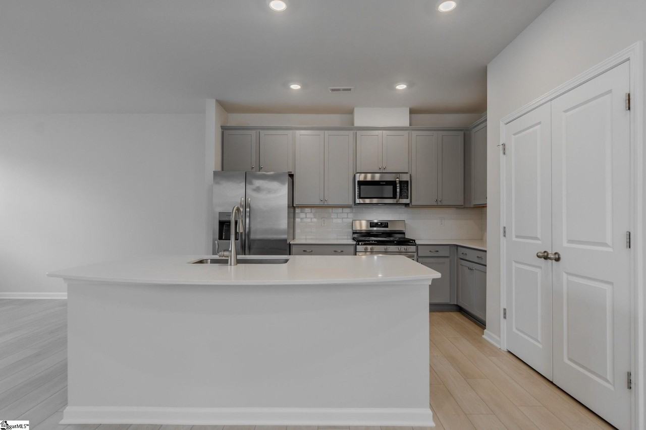 14 Loebner Ln - Photo 5 of 42