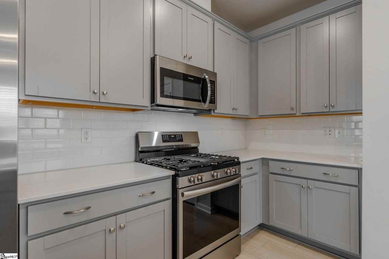 14 Loebner Ln - Photo 6 of 42