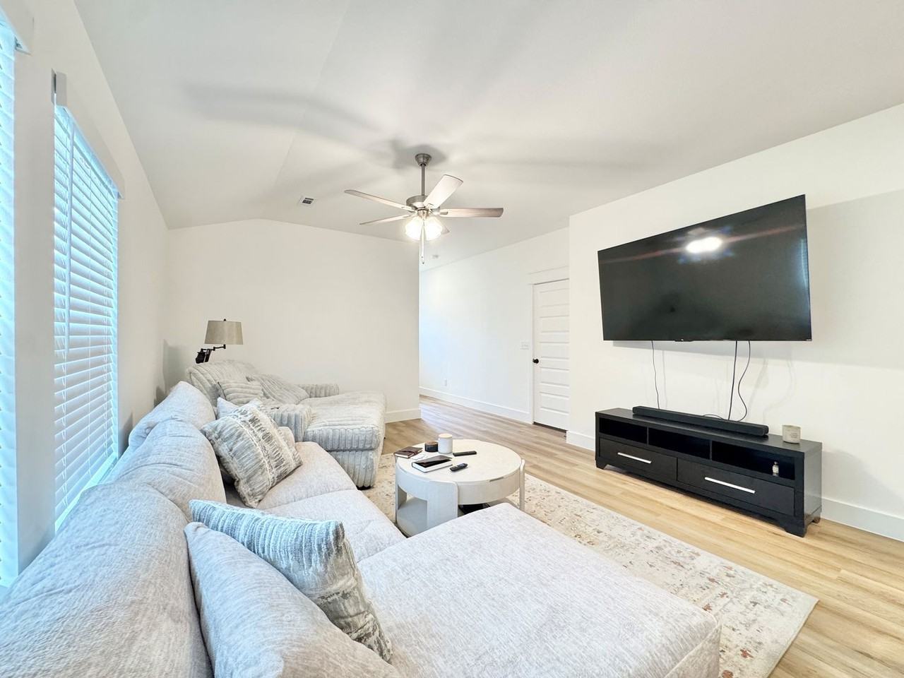 681 Kendra St - Photo 5 of 21