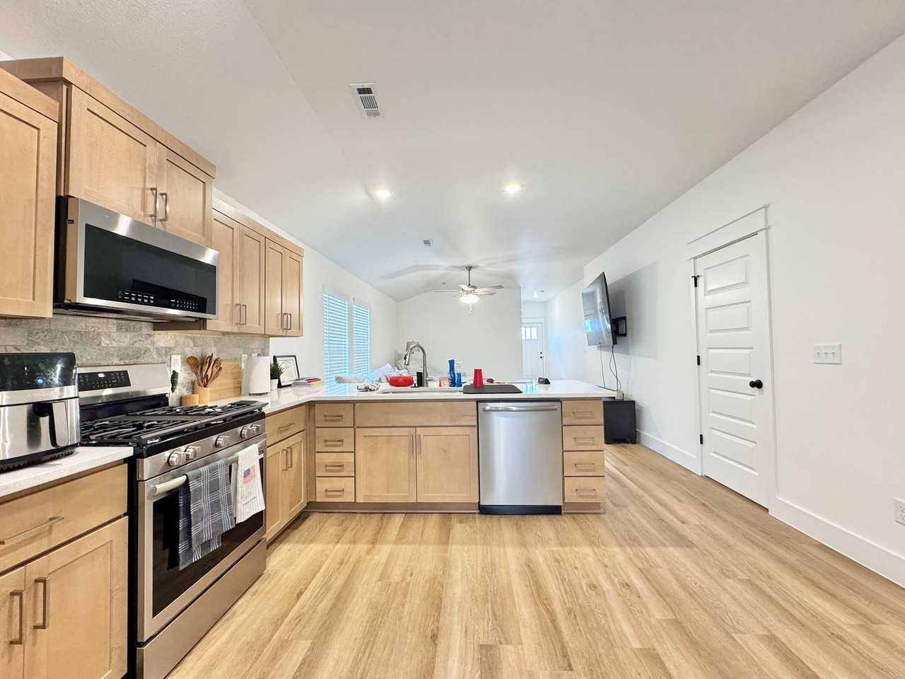 681 Kendra St - Photo 7 of 21