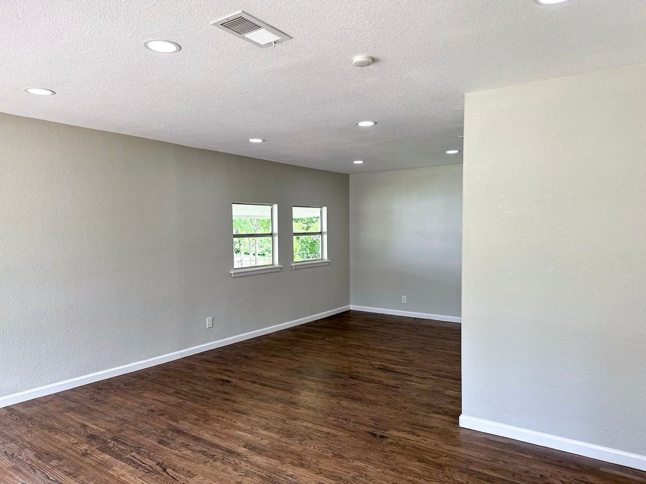 5749 Blaylock Cir N - Photo 2 of 26