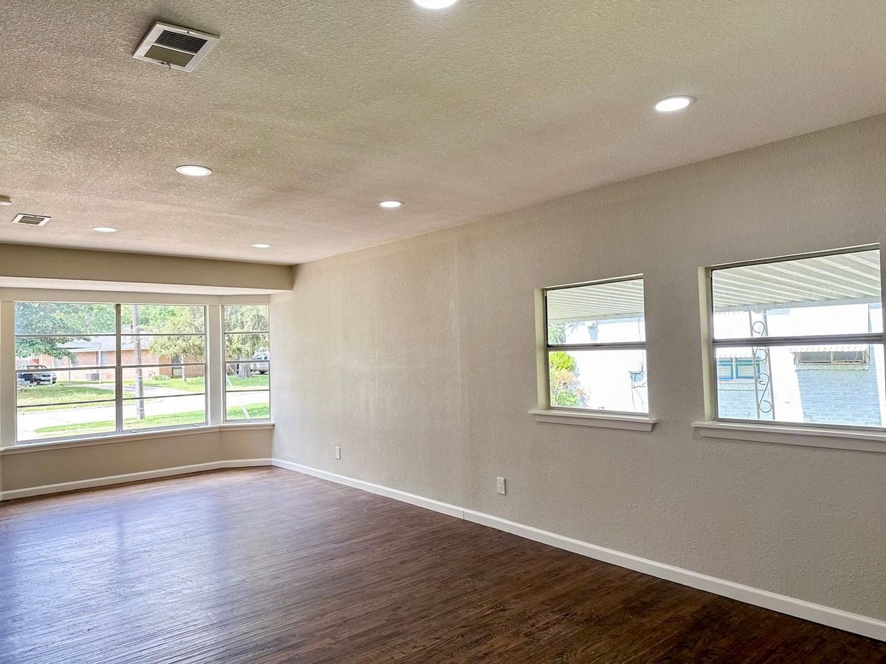 5749 Blaylock Cir N - Photo 3 of 26