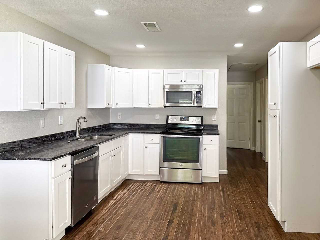 5749 Blaylock Cir N - Photo 6 of 26