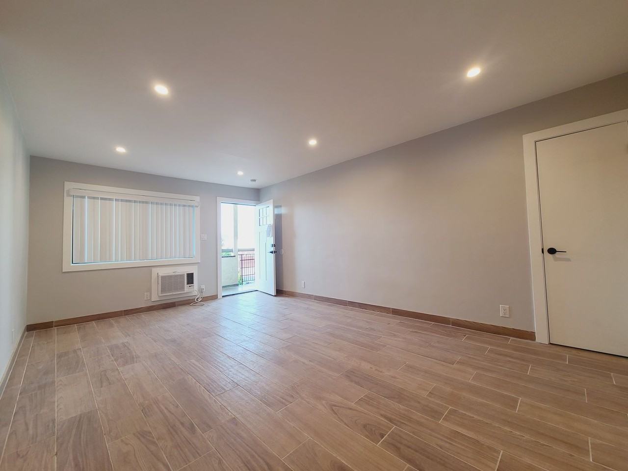 MANHATTAN LUXURY APARTMENTS LLC - Photo 2 of 8