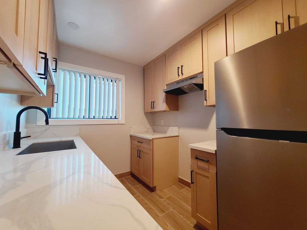 MANHATTAN LUXURY APARTMENTS LLC - Photo 4 of 8