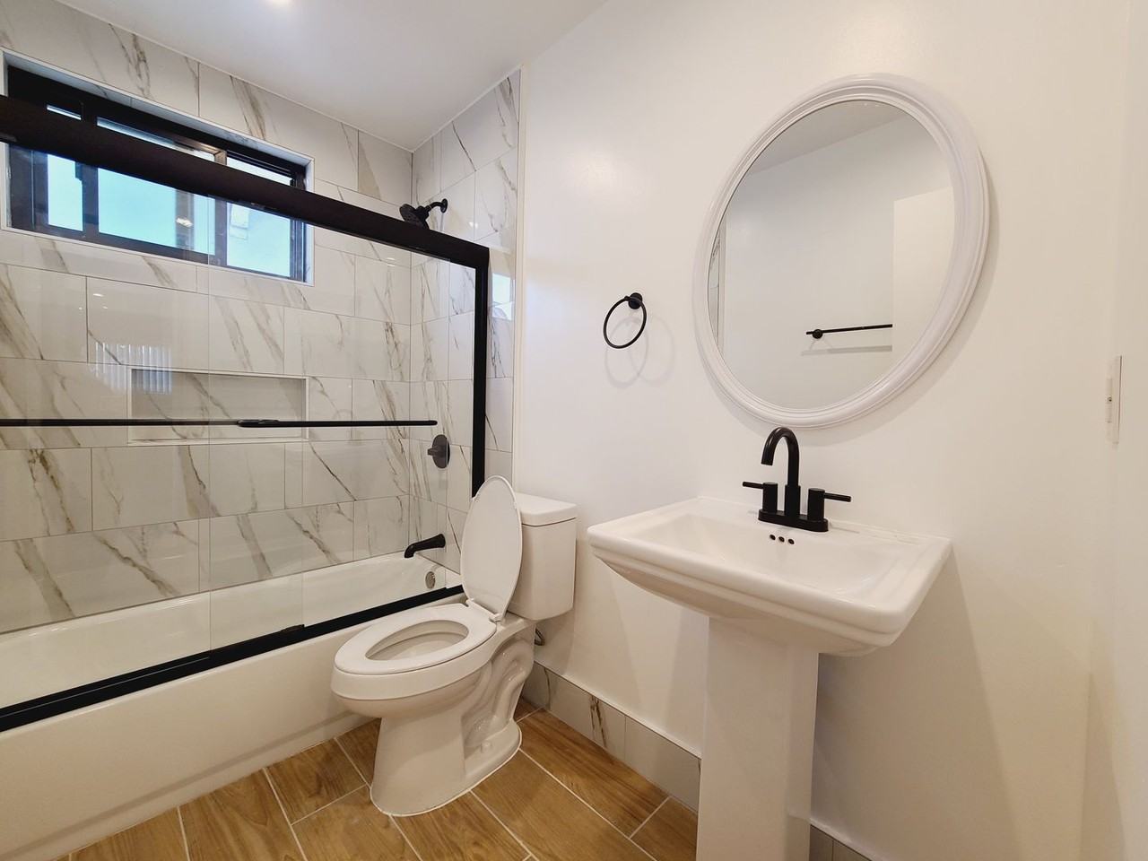 MANHATTAN LUXURY APARTMENTS LLC - Photo 5 of 8