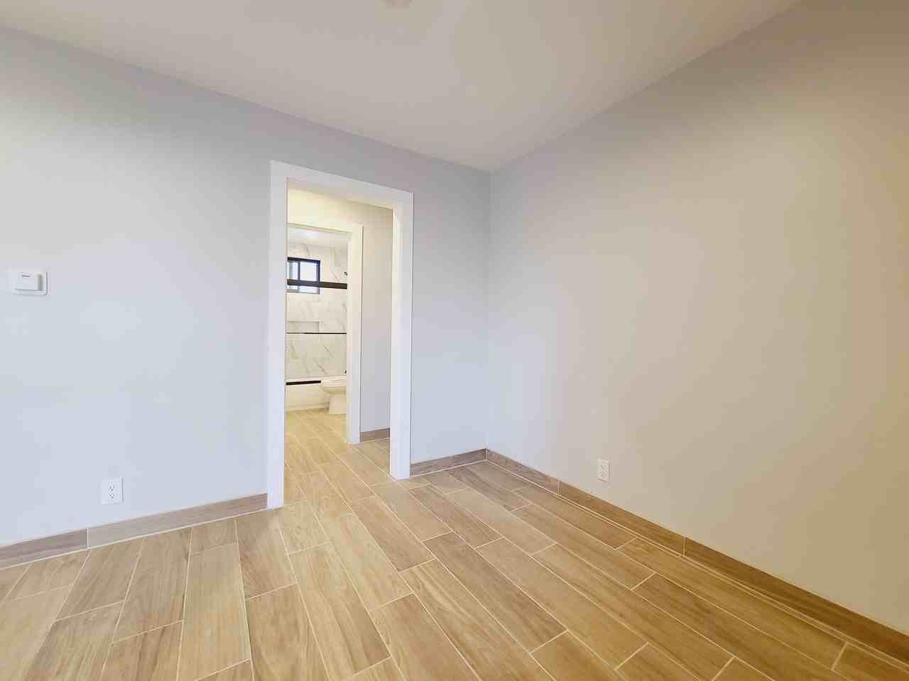 MANHATTAN LUXURY APARTMENTS LLC - Photo 6 of 8
