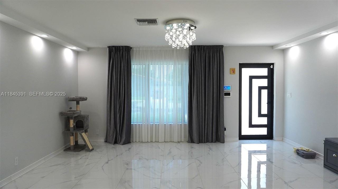 907 Northeast 3rd Street - Photo 2 of 33