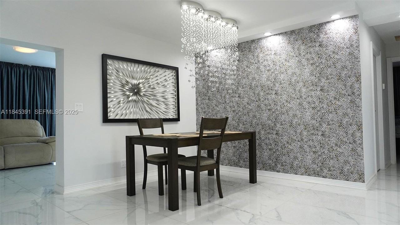 907 Northeast 3rd Street - Photo 3 of 33