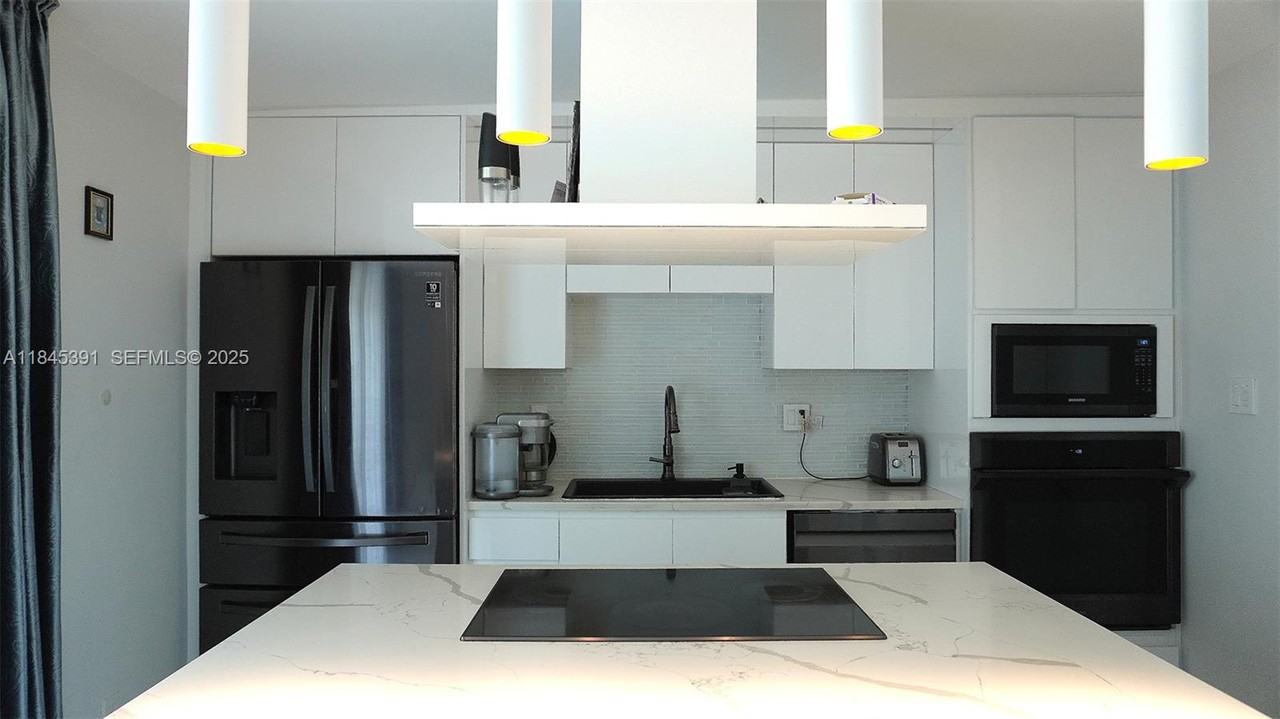 907 Northeast 3rd Street - Photo 4 of 33