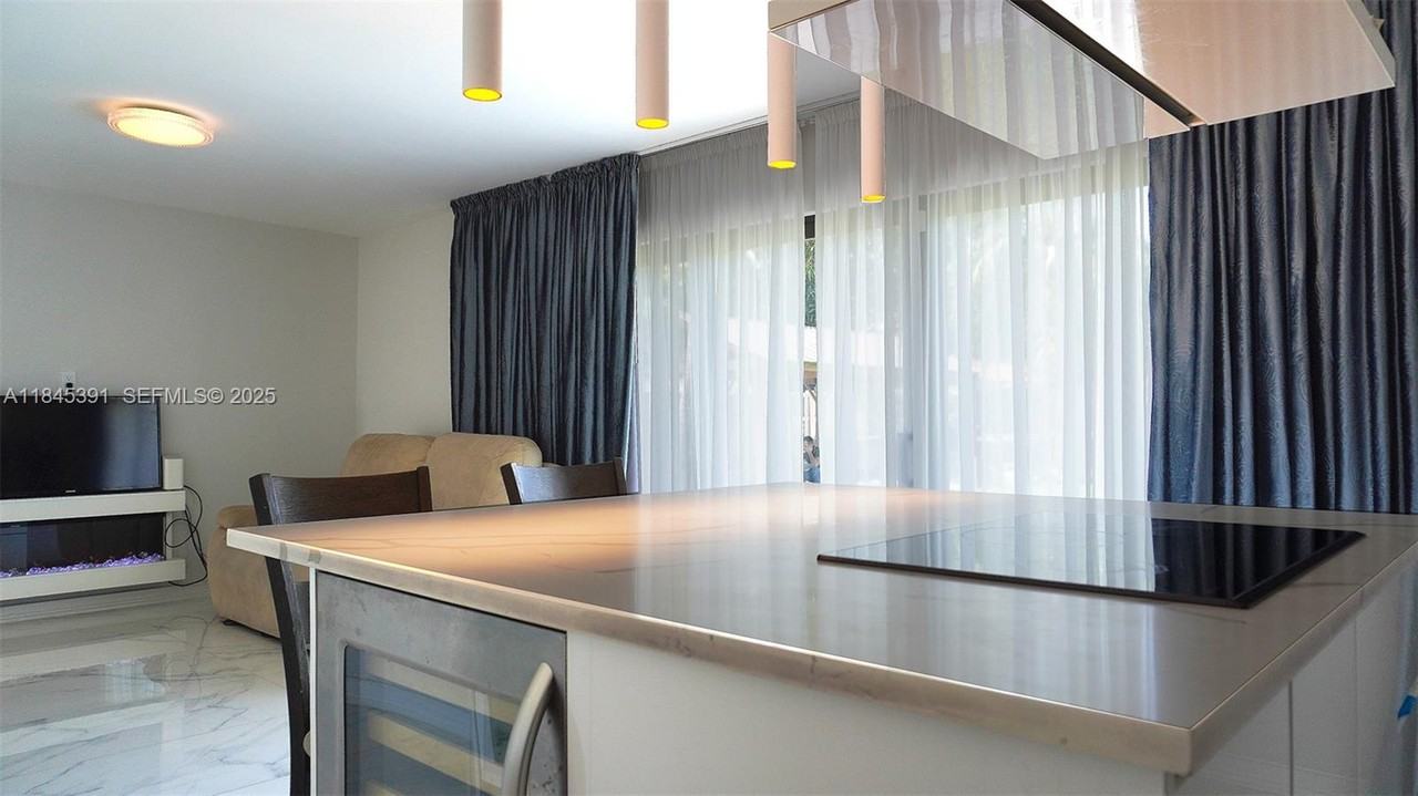 907 Northeast 3rd Street - Photo 5 of 33