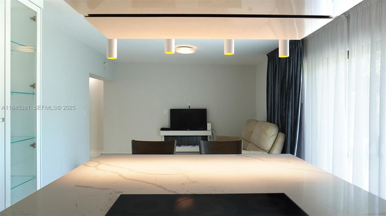 907 Northeast 3rd Street - Photo 6 of 33