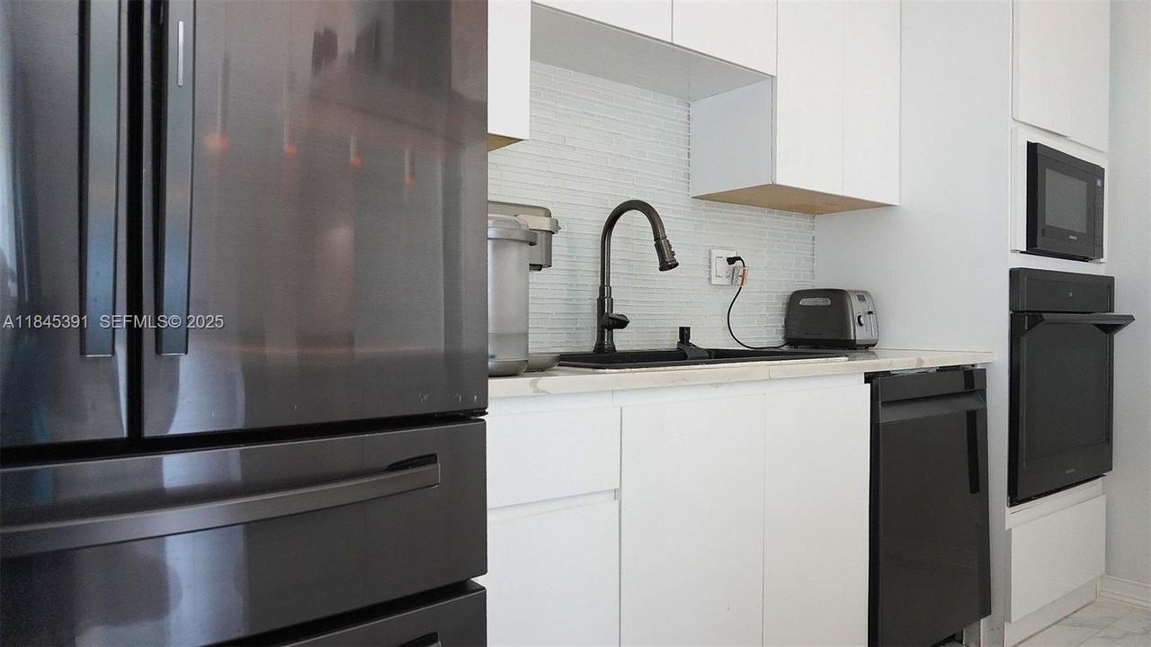 907 Northeast 3rd Street - Photo 7 of 33