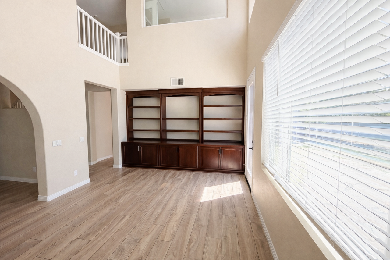 651 Poets Sq - Photo 7 of 12